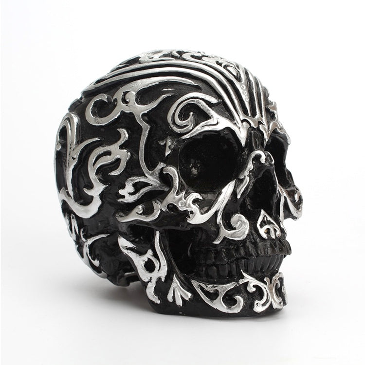 Detailansicht des schwarzen skullART Totenkopfs mit erhabenem silberfarbenem Ornamentmuster