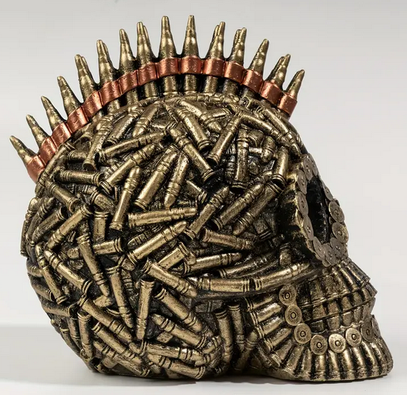 Seitliche Ansicht des Design Skulls mit Patronen-Mohawk in Bronze und Kupfer
