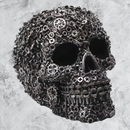 Vorderansicht des dunklen Totenkopfs mit silberfarbenen Schrauben, Muttern und Zahnrädern