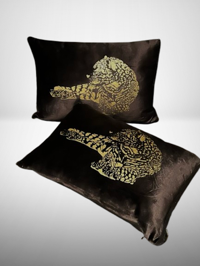 KISS Wild & Elegant Golden LEO on Black Samt-Optik