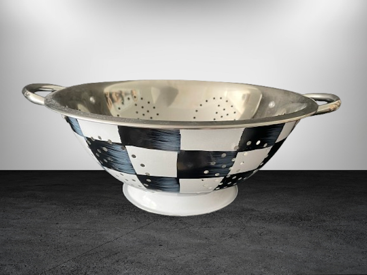 Schwarz-weißes Küchensieb aus Metall im Karo-Design als stilvolles KITCHEN Object für moderne KITCHEN Affairs.