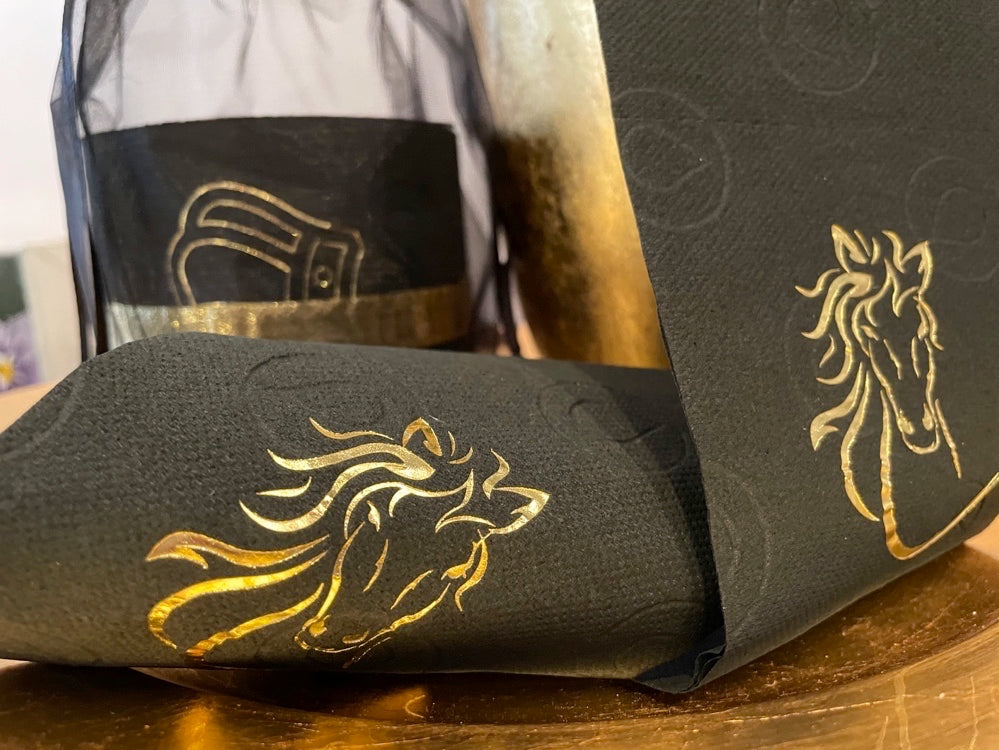 SIGNATURE ONE Detailaufnahme der Goldveredelung auf Design Toilettenpapier im Handauflegeverfahren