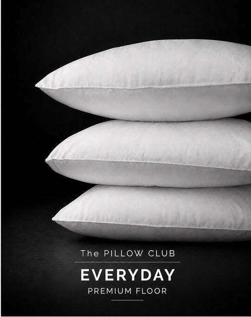 Detailaufnahme von drei übereinander gestapelten weißen Everyday Füllkissen von The PILLOW CLUB PREMIUM FLOOR