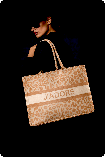 LEO AVENUE Shopper in Light Sand aus der STREET STYLE Kollektion mit hellem Leo-Muster und tonaler grafischer Mittelpartie, getragen zum schwarzen Fashion-Look