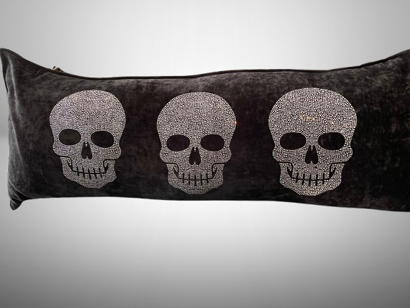 Schwarzes Samtkissen 35 × 90 cm mit drei funkelnden Totenkopf-Motiven aus der skullART EXTENSIONS Kollektion von IT IS IN