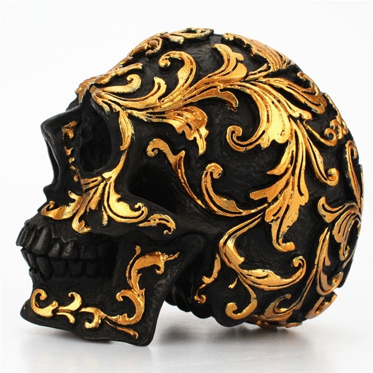 Linke Seitenansicht des schwarzen Design Skulls mit erhabenen goldfarbenen Ornamenten