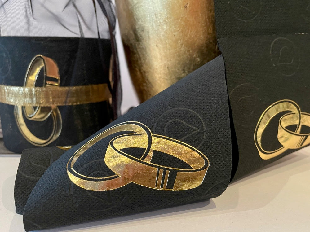 Detailaufnahme des goldveredelten Ringmotivs auf schwarzem Design WC-Papier von RING ONE