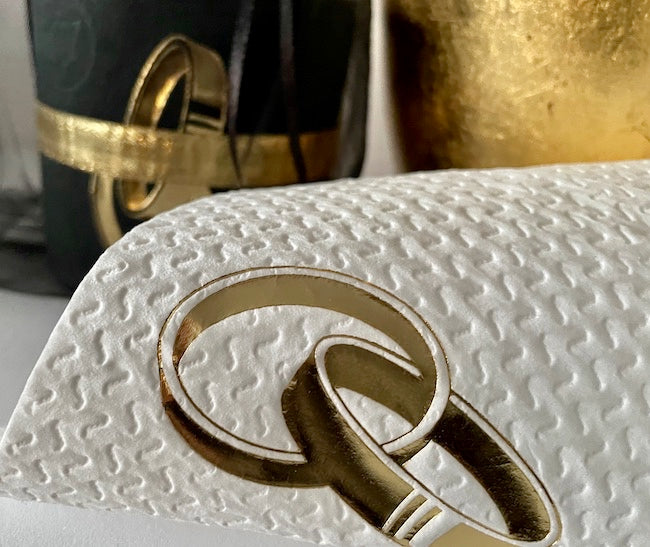 Detailaufnahme des goldveredelten Ringmotivs auf weißem Design WC-Papier von RING ONE