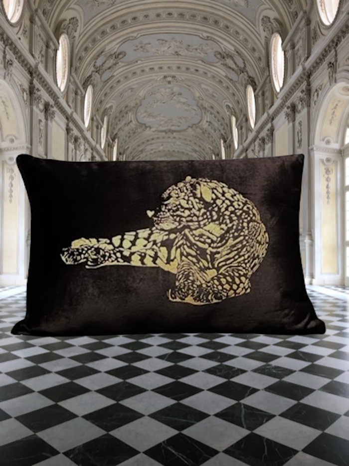 KISS Wild & Elegant Golden LEO on Black Samt-Optik