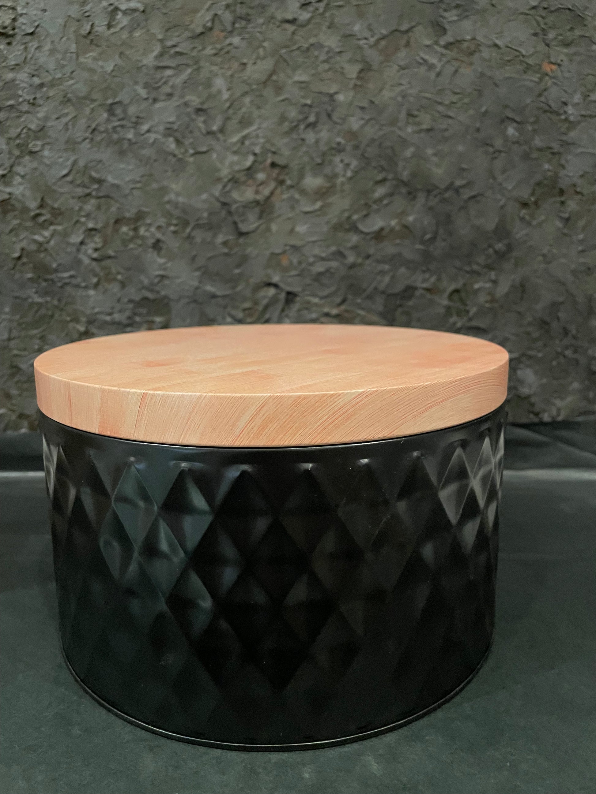 Schwarze Design Vorratsdose Größe L mit geprägtem Muster und Deckel in Holzoptik.