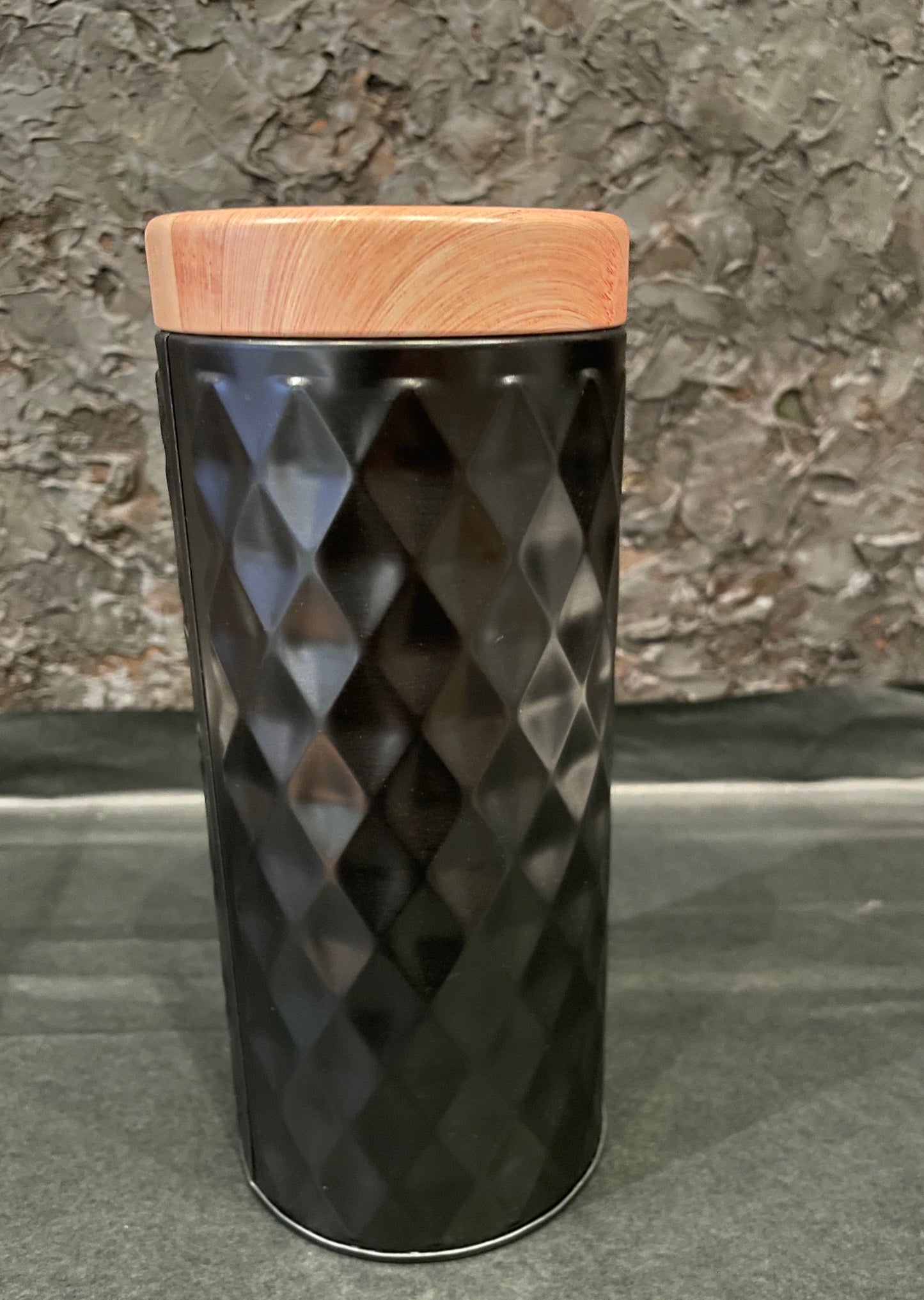 Schwarze Design Vorratsdose Größe M mit geprägtem Muster und Deckel in Holzoptik.