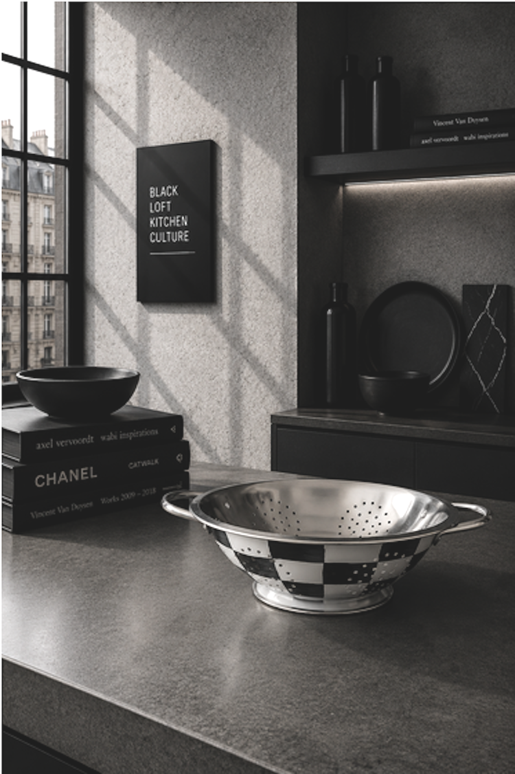 Schwarz-weißes Küchensieb aus Metall im Karo-Design als stilvolles KITCHEN Object für moderne KITCHEN Affairs.