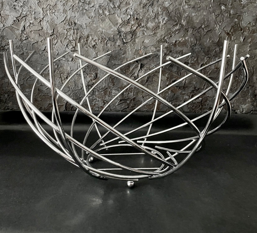 KITCHEN Objects Design Obstkorb aus verchromtem Metall als dekoratives Statement Piece für moderne Küchen.