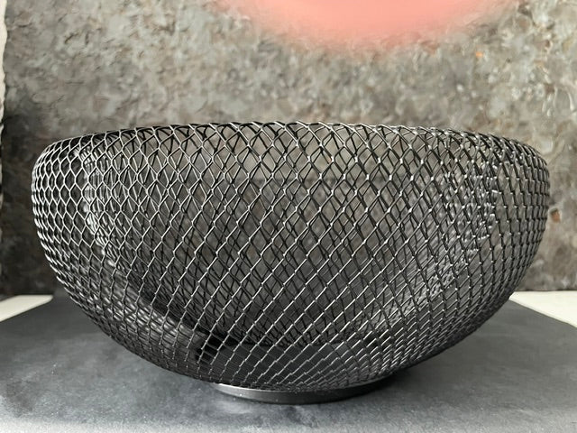 Schwarzer Design Obstkorb mit filigranem Flechtmuster aus Metall für BLACK LOFT Kitchen Culture.