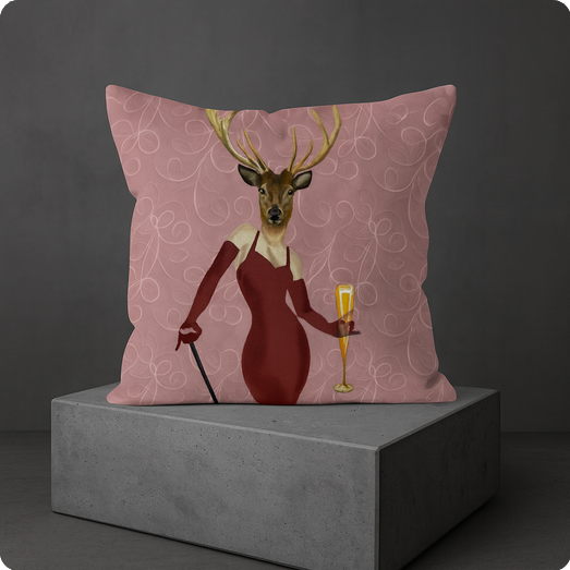 KISS Lady Hirsch Design Dekokissen 45 × 45 cm mit eleganter Hirschdame in Bordeaux und Rosé auf grauem Podest