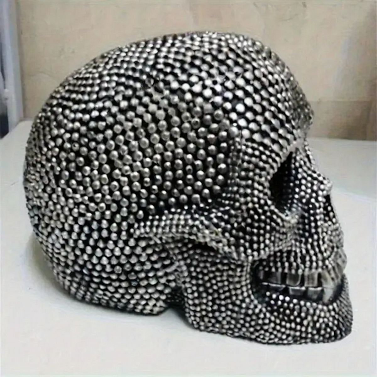 eitliche Produktansicht des skullART Totenkopfs im dunkelgrauen Nieten-Look