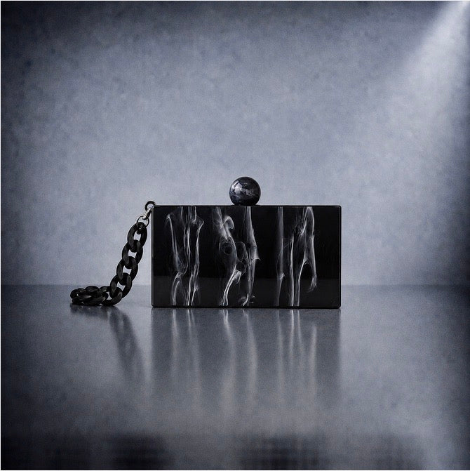 DARK FLOW Smoke Marble Acryl Clutch in Grau-Schwarz mit fließender Marmorstruktur, Kugelverschluss und schwarzem Gliederarmband in Einzeldarstellung