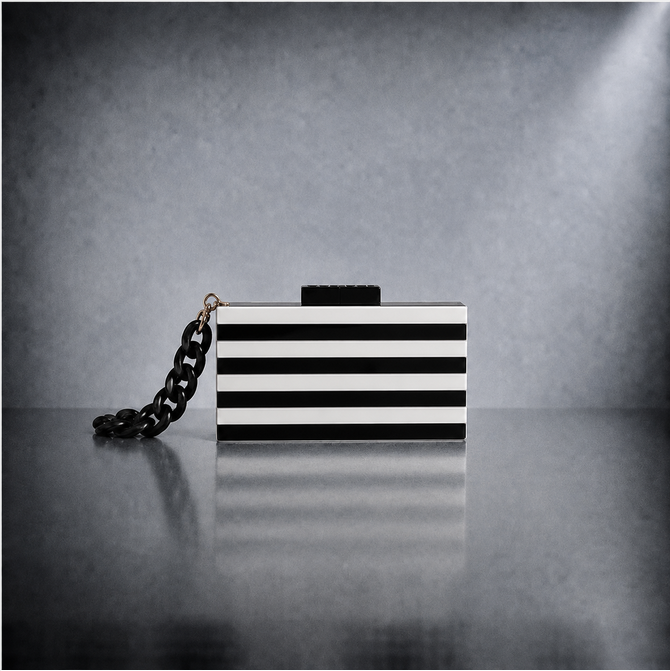 DARK FLOW Horizon Shift Acryl Clutch in Schwarz-Weiß mit horizontalen Streifen und schwarzem Gliederarmband in Einzeldarstellung