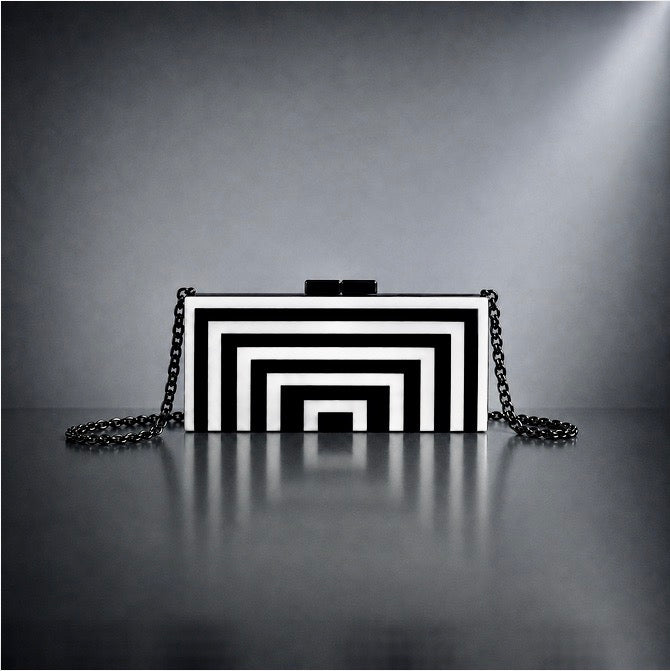 DARK FLOW Acryl Clutch in Schwarz-Weiß mit geometrischem Tunnel-Design und schwarzer Kette in Einzeldarstellung