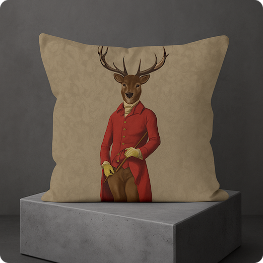 KISS Prince Charming Design Dekokissen 45 × 45 cm mit elegantem Hirsch im roten Gehrock auf grauem Podest