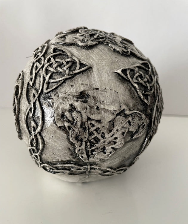 Rückansicht der dunkelgrauen Totenkopf-Deko mit keltisch inspirierten Ornamenten