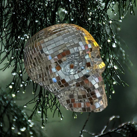 Silberfarbener Spiegel-Totenkopf als reflektierendes modernes Deko-Objekt