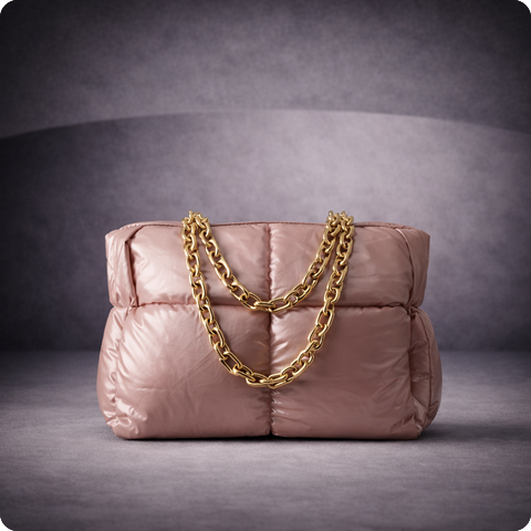 Street Style Shopper "KnitterLOOK" – Rosé | Statement Puffer Bag mit Chain