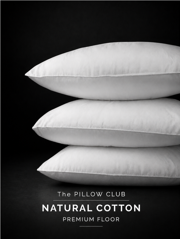 Detailaufnahme von zwei übereinanderliegenden Natural Cotton Füllkissen von The PILLOW CLUB PREMIUM FLOOR mit glatter weißer Baumwollhülle