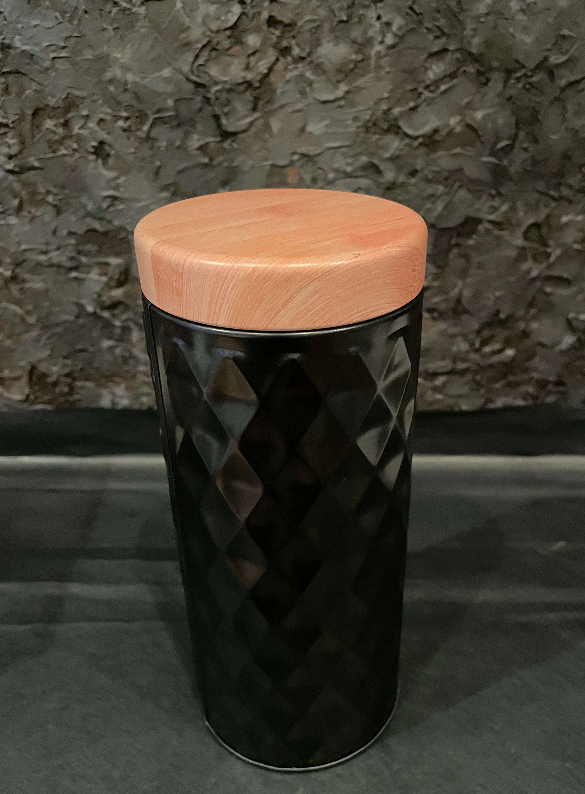 Weiße Design Vorratsdose Größe S mit geprägtem Muster und Deckel in Holzoptik.