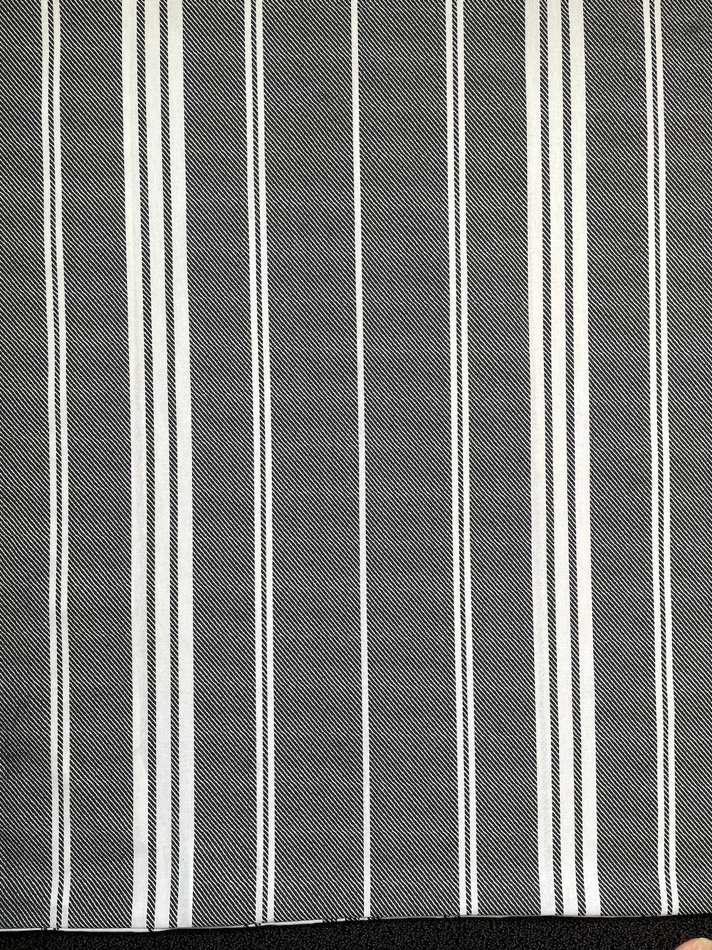 Dunkle Seite der URBAN STRIPES Wendebettwäsche in Anthrazit und Weiß mit vertikalem Streifendesign