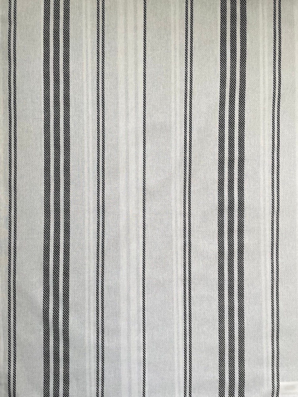 Helle Seite der URBAN STRIPES Wendebettwäsche in Light Grey und Weiß mit feinem Streifenmuster