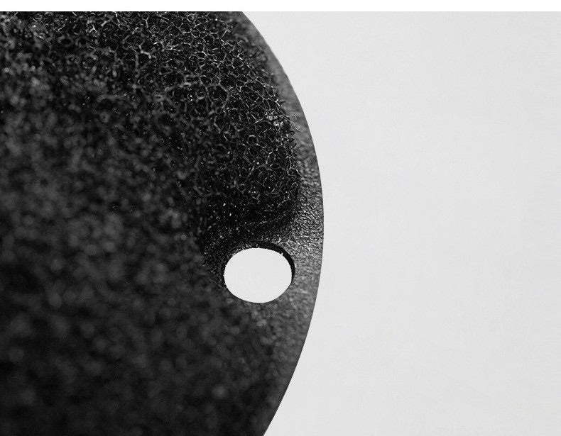 Detailansicht der integrierten Loch-Perforation zur praktischen Aufhängung der cleanART Reinigungsschwämme.
