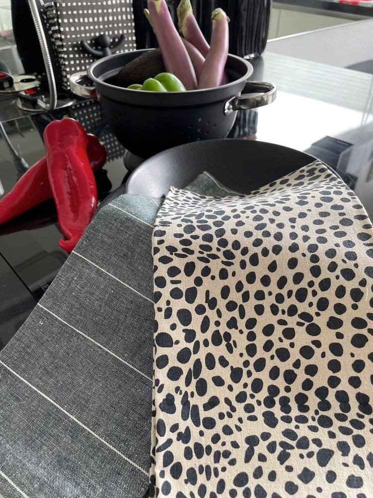 TEXTILE Code Graphic Balance Geschirrtuch Set Dunkelgrau & Beige | Kitchen Affairs