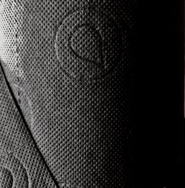 COLOR ONE – BLACK EDITION | deSIGN Toilettenpapier 3-lagig + Handtuch-Rolle