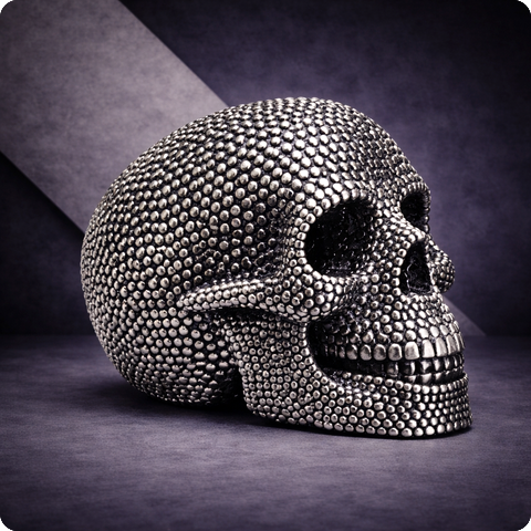 Silbergrauer skullART Totenkopf mit silberfarbenem All-over-Nieten-Look von IT IS IN
