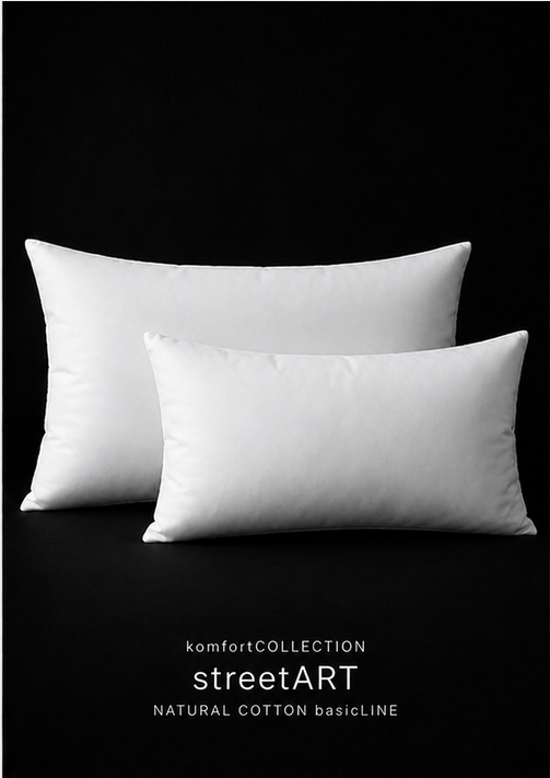 Weiße Füllkissen der komfortCOLLECTION im 2er-Set rechteckig, streetART NATURAL COTTON basicLINE, vor schwarzem Hintergrund